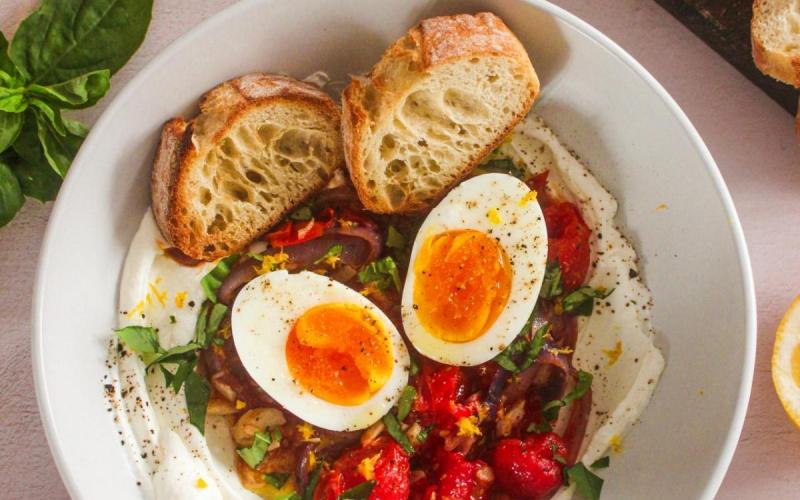 Labneh aux tomates cerises roties ail oignon rouge et basilic avec oeuf mollet 1